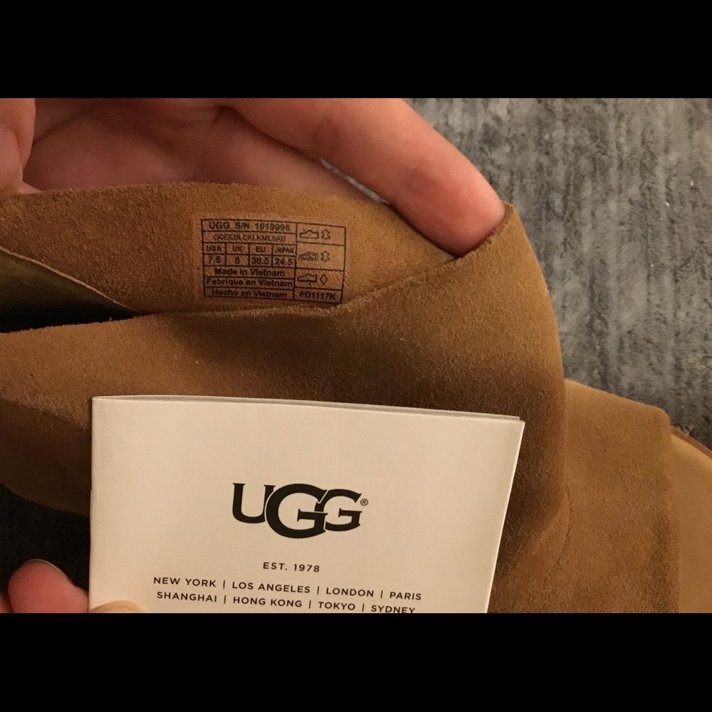 UGG open toe boots. - Picture 5 of 6